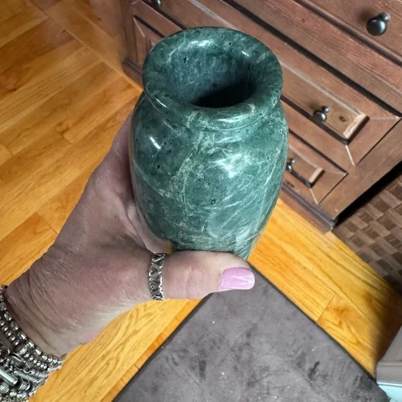 Vintage Rich Green Serpentine Stone Carved Vase 7” Mid Century - Picture 3 of 4